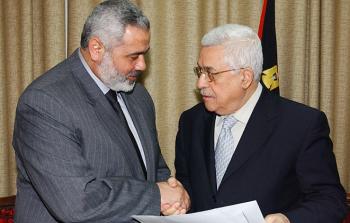 الرئيس الفلسطيني محمود عباس ورئيس المكتب السياسي لحركة حماس إسماعيل هنية -ارشيف-