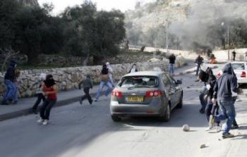 شبان يلقون الحجارة على سيارة مستوطن
