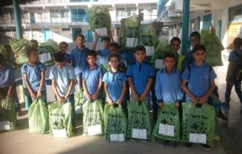 الطلبة خلال استلامهم للحقائب المدرسية