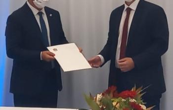 أشكنازي خلال توقيع اتفاقيات مع الوفد الاماراتي في تل ابيب
