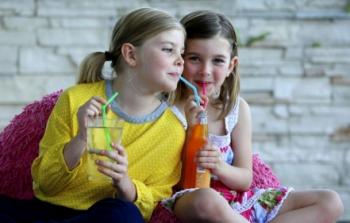 خطر المشروبات الغازية على صحة الأطفال