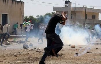 الاحتلال يطلق قنابل الغاز على متظاهرين