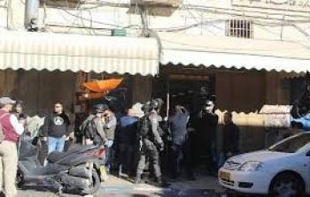 بلدية الاحتلال في القدس تحرر مخالفات للمواطنين في مخيم قلنديا