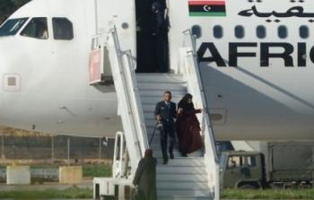 أحد أفراد طاقم الطائرة المختطفة وهو يساعد إحدى الراكبات لدى نزولها في مطار مالطا الدولي