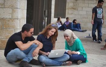 طلبة في حرم الجامعة 