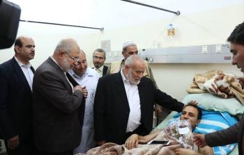 النائب الأول لرئيس المجلس التشريعي أحمد بحر خلال زيارته للمصابين