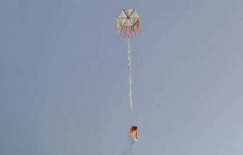 الطائرات الورقية سلاح جديد للمتظاهري في غزة