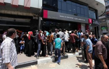 مستفيدو الشؤون الاجتماعية في غزة يصطفون أمام البنوك/ APA