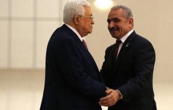 الرئيس محمود عباس ورئيس الوزراء محمد اشتيه - أرشيفية -.