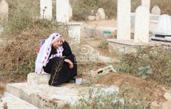 سُكان غزة يزورون القبور في أولى أيام عيد الفطر