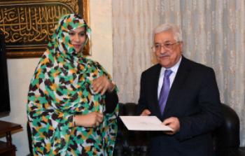 الرئيس عباس أثناء لقائه الوزيرة الموريتانية في عمان
