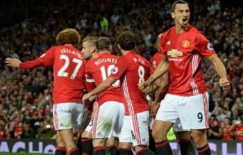 لاعبو مانشستر يونايتد يحتفلون بأحد الأهداف