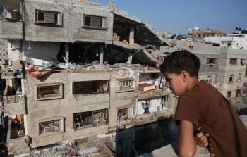 فتى فلسطيني ينظر للمنازل المدمرة في غزة