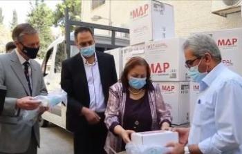 وزيرة الصحة مي الكيلة تتسلم  أجهزة الضغط التنفسي