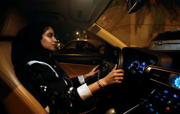 سعودية تقود سيارة