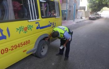 شرطة قلقيلية تنظم حملة مرورية على حافلات المدارس