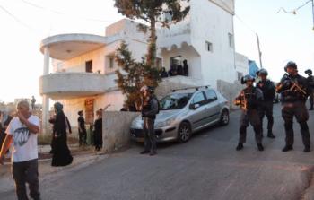 شرطة الاحتلال الاسرائيلي اقتحمت منازل الشهداء