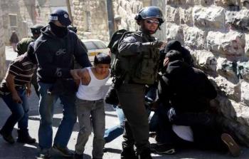 الاحتلال يعتقل طفلين من سلوان ويبعد حارسا عن الأقصى