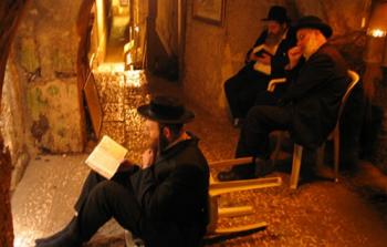 مستوطنون يؤدون طقوساً دينية يهودية