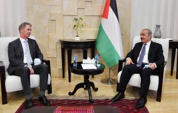 اشتية وكونلون 