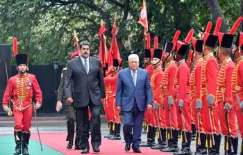 الرئيس محمود عباس أثناء مراسم استقباله الرسمية في القصر الرئاسي بالعاصمة الفنزويلية كراكاس