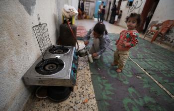 عائلة في غزة تأكل من بقايا بسطات الخضار وتشتم رائحة اللحم من العظام