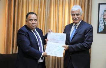 وزارة التربية والتعليم تتسلم دفعة مالية جديدة من ممثل الهند لدى فلسطين لتشييد عدة مدارس 