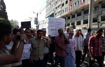 خريجو غزة يعتصمون أمام وزارة العمل للمطالبة بحل قضيتهم -صورة ارشيفية-
