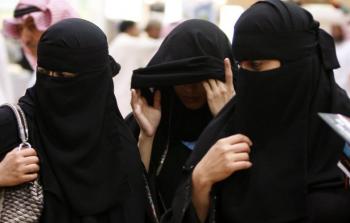 نساء من السعودية يرتدين العباءة