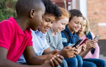 أطفال يستخدمون هواتف ذكية
