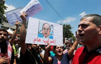 مضربون يطالبون باستقالة حكومة هاني الملقي في الأردن.jpg