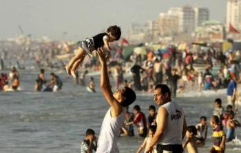 موطنون يستجمون على شاطئ بحر غزة