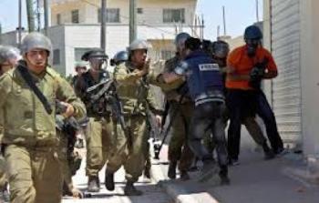الاحتلال يعتدي على صحفي فلسطيني