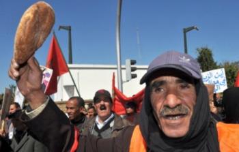 متظاهر مغربي يطالب بتحسين الوضع المعيشي