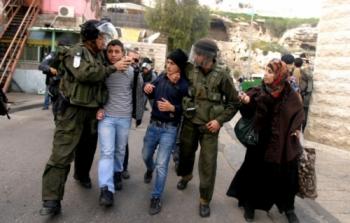 جنود اسرائيليين يعتقلون اطفال