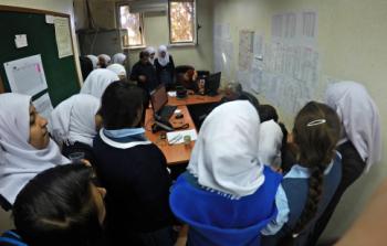 طالبات مدرسة الفتاة اللاجئة الأساسية