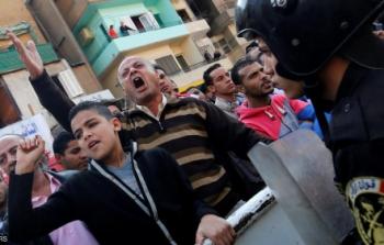 مصريون مسلمون يتظاهرون أمام الكنيسة البطرسية تنديدا بالهجوم الإرهاربي