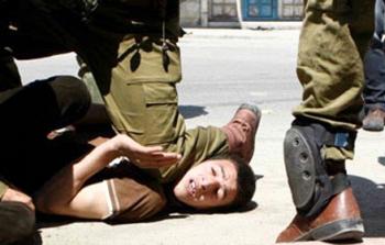 الاحتلال يعتقل طفل فلسطيني