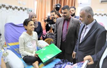 رئيس متابعة العمل الحكومي بغزة محمد عوض  خلال جولته في مركز د. موسى وسهيلة ناصر لعلاج أورام الأطفال بمستشفى د. عبد العزيز الرنتيسي 