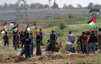 شُبان فلسطينيين على حدود قطاع غزة