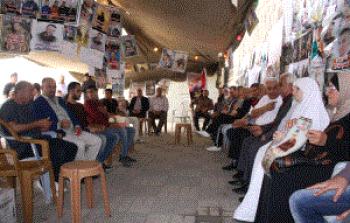 مواطنون داخل خيمة تضامن مع الاسرى الفلسطينيين في سجون الاحتلال الاسرائيلي