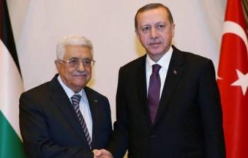 الرئيس عباس خلال لقاءه نظيرة التركي