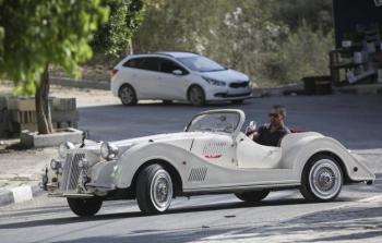 شاب فلسطيني يصنع سيارة كلاسيكية 