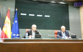 وزير الخارجية الإسباني خوسيه مانويل غارسيا-مارغايو ووزير الخارجية الفلسطيني رياض المالكي