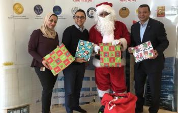 فندق في دبي يوزع هدايا عيد الميلاد لنشر البهجة في قلوب الأطفال المرضى