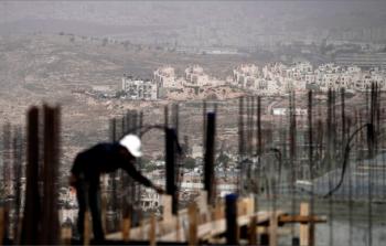 أعمال بناء في إحدى المستوطنات شرق القدس