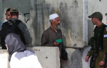 الجيش الاسرائيلي يوقف فلسطيني
