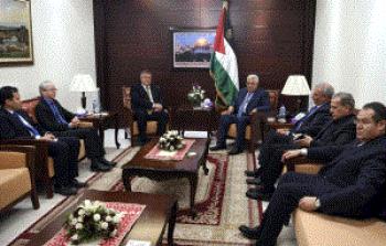 محمود عباس مع القنصل البريطاني 