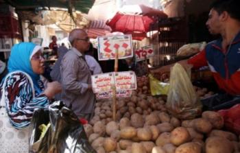 المصريون يشكون مؤخرا من ارتفاع أسعار المستلزمات الضرورية يرجعه الاقتصاديون إلى ارتفاع سعر الدولار.