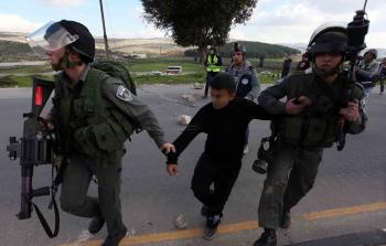 قوات الاحتلال تعتقل طفلا- أرشيفية